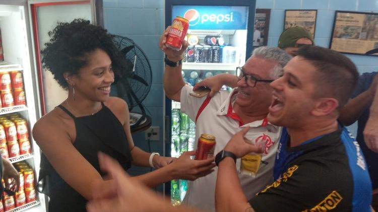 Torcedor do Flamengo garante sua latinha em meio a festa da torcida do Vasco: clima de paz - UOL Esporte