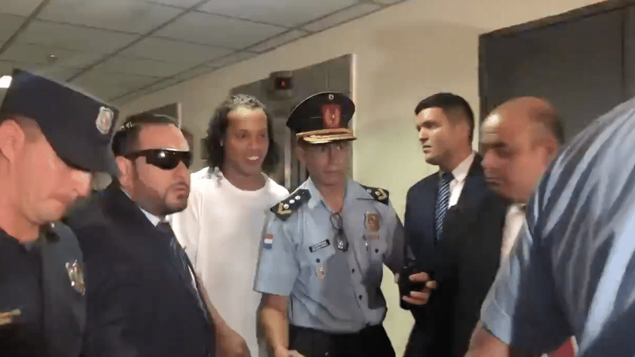 Ronaldinho Gaúcho chega para prestar depoimento ao juiz em Assunção - Reprodução/Radio 1000 AM