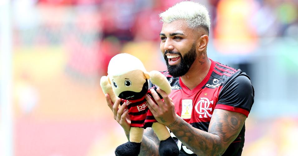 Gabriel Barbosa, o Gabigol, segura o boneco Gabigolzinho após vitória do Flamengo