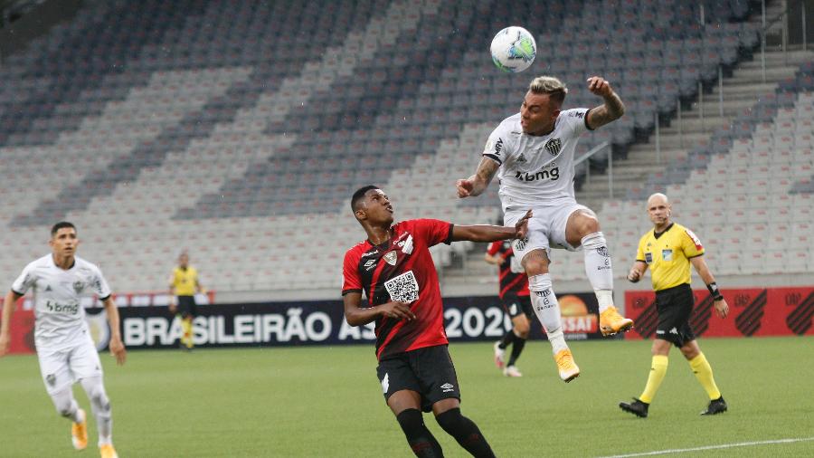 Lance do duelo entre Athletico-PR e Atlético-MG, pelo Brasileirão - Gabriel Machado/AGIF