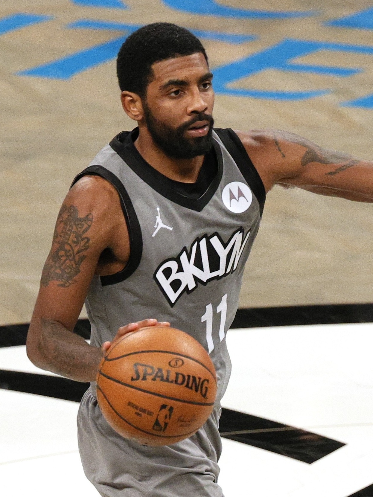 Kyrie Irving vai à arquibancada sem máscara ver jogo dos Nets em Nova York, nba