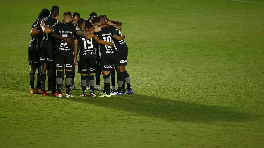 Jogadores do Botafogo reunidos antes de partida contra o Fluminense em São Januário - Bruna Prado/Getty Images