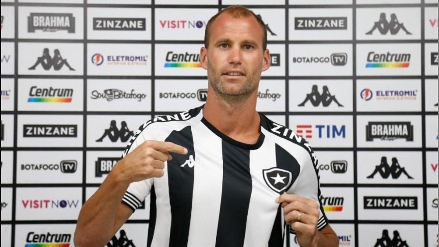Zagueiro Joel Carli volta ao Botafogo e é apresentado como reforço  - Vitor Silva / BFR