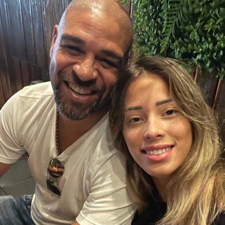 Adriano Imperador e Micaela Mesquita posaram juntos para foto - Reprodução/Instagram