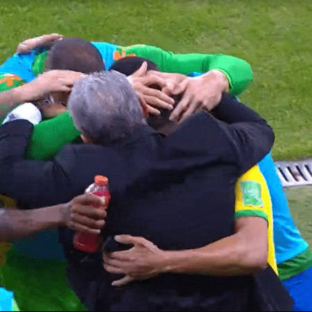 Elenco da seleção brasileira abraça Tite após o primeiro gol contra o Equador - Reprodução