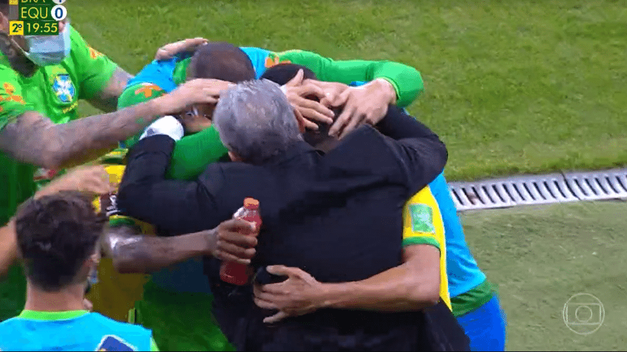 Elenco da seleção brasileira abraça Tite após o primeiro gol contra o Equador - Reprodução