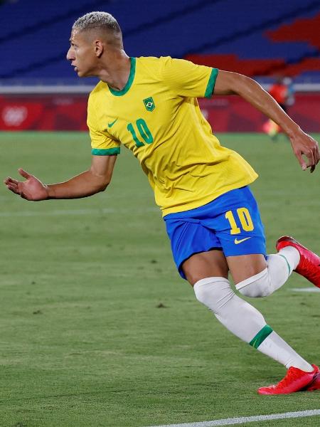 Richarlison sai para comemorar enquanto o zagueiro Pieper fica caído em um dos gols do Brasil contra a Alemanha - Phil Noble/Reuters