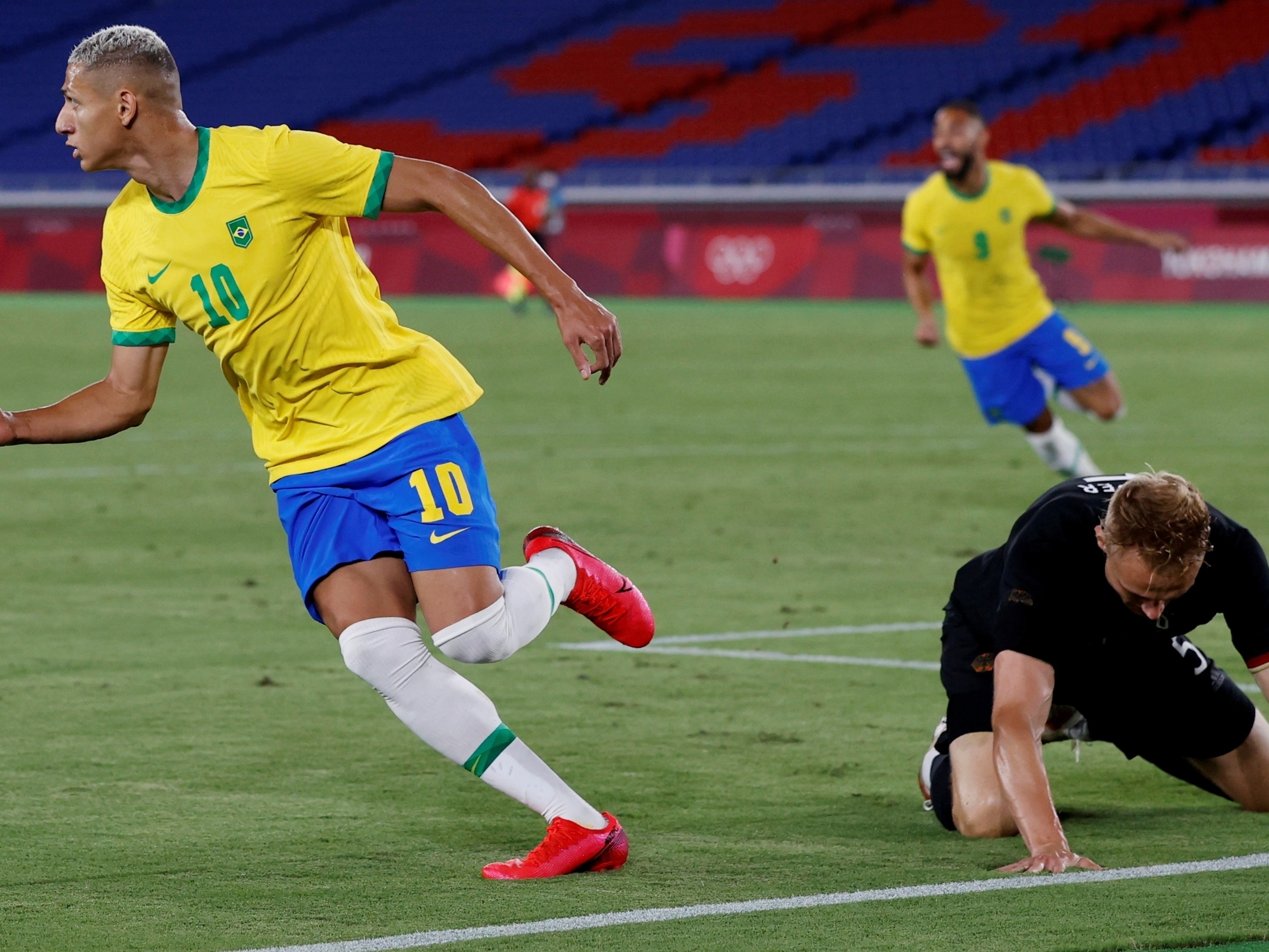 Brasil toma susto, mas vence Alemanha na estreia com três de Richarlison -  22/07/2021 - UOL Olimpíadas