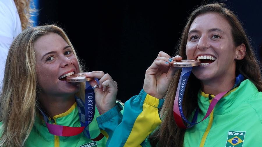 Luisa Stefani e Laura Pigossi no pódio dos Jogos Olímpicos Tóquio 2020 - Reuters