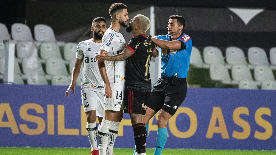 Árbitro Braulio da Silva Machado separa encarada entre Wagner Palha e Gabigol durante Santos x Flamengo - Alexandre Vidal