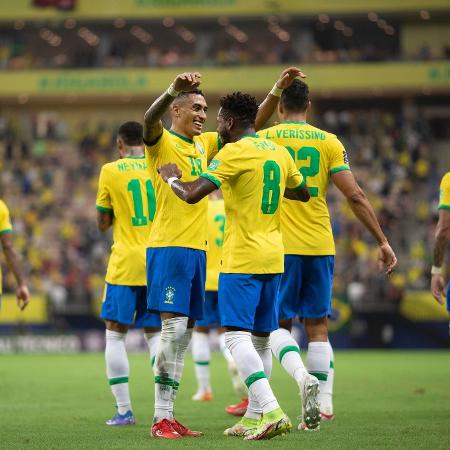 Raphinha comemora com Fred após marcar o segundo gol da seleção brasileira no jogo contra o Uruguai pelas Eliminatórias da Copa do Mundo de 2022, na Arena Amazônia - Lucas Figueiredo/CBF