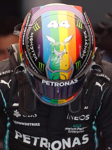 Lewis Hamilton usa capacete com arco-íris para o GP do Qatar de Fórmula 1 em 2021 - REUTERS/Thaier Al-Sudani