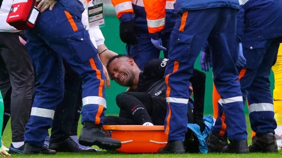 Neymar mostrou sentir muitas dores durante o atendimento médico que recebeu no gramado  - REUTERS/Eric Gaillard