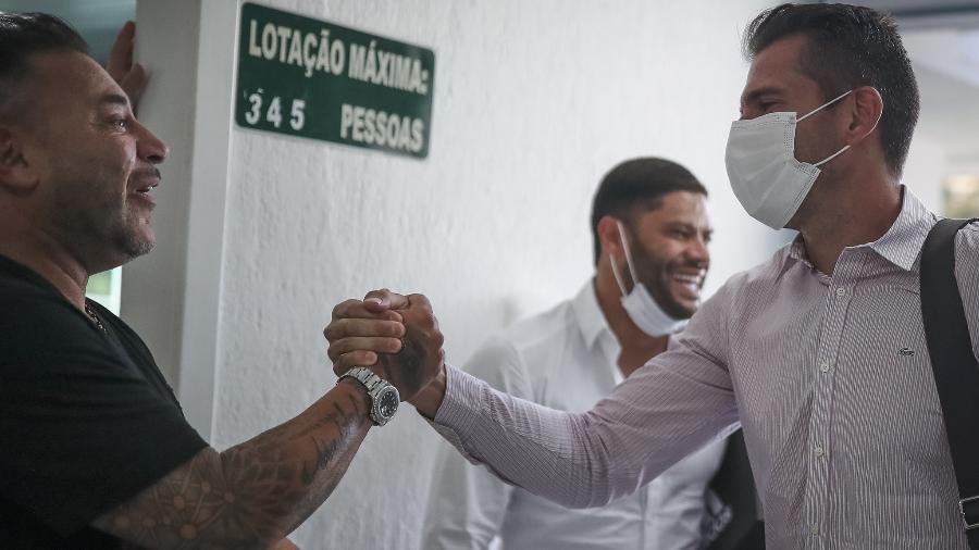 "El Turco" Mohamed reencontra Victor em seu primeiro dia no Atlético-MG - Pedro Souza/Atlético-MG