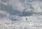 Brasileiro passa perrengue em Nazaré após colete inflável explodir; assista - Joao Coutinho/Artur Carvalho