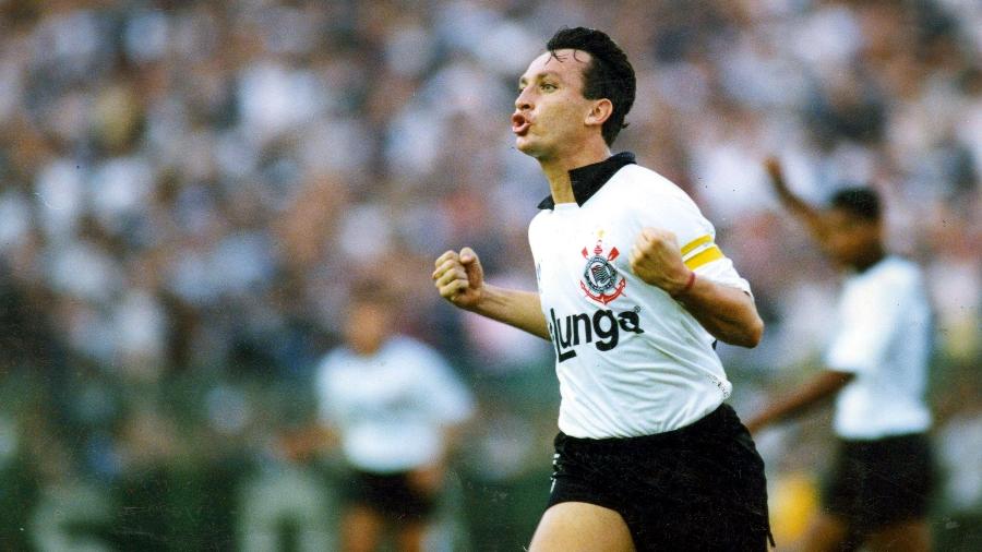  Neto comemora o gol do Corinthians contra o Naútico, no estádio do Pacaembu, em São Paulo (SP), em 1991 - Antônio Gaudério/Folhapress/Antônio Gaudério/Folhapress