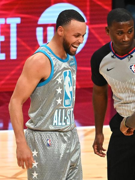 Stephen Curry e LeBron James comemoram durante All-Star Game da NBA de 2022