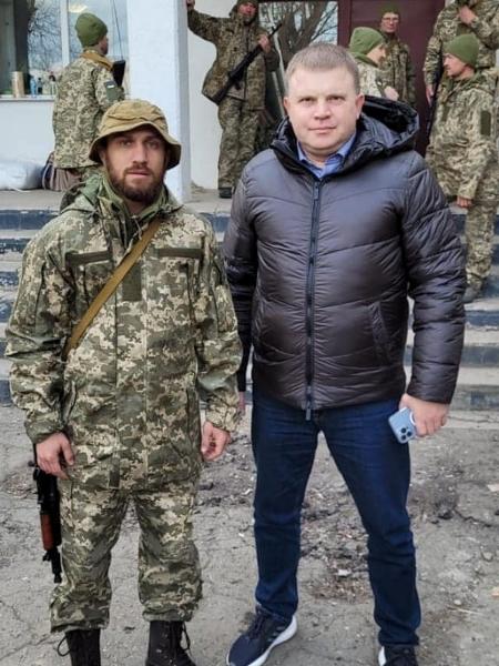 O lutador Vasiliy Lomachenko (e) se juntou às tropas ucranianas - Reprodução/Facebook Vasiliy Lomachenko