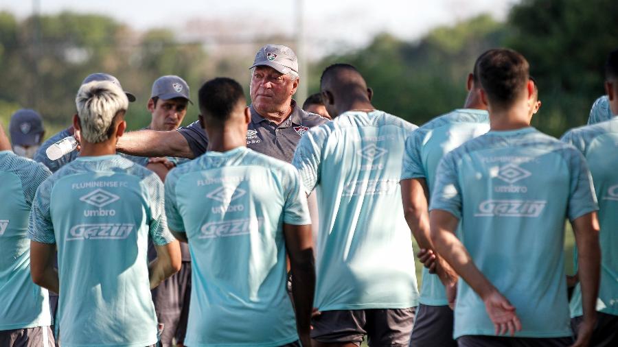 Abel Braga, técnico do Fluminense, conversa com elenco durante treino no CT Carlos Castilho - Lucas Merçon / Fluminense