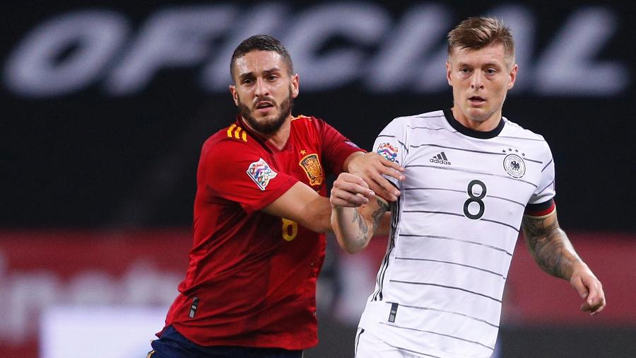 Koke e Toni Kroos disputam jogada durante Espanha x Alemanha na Liga das Nações da Uefa em 2020 - Fran Santiago/Getty Images
