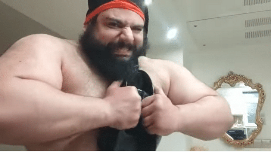 Sajad Gharibi, conhecido como "Hulk iraniano", esmaga uma frigideira em demonstração de força - Reprodução/YouTube