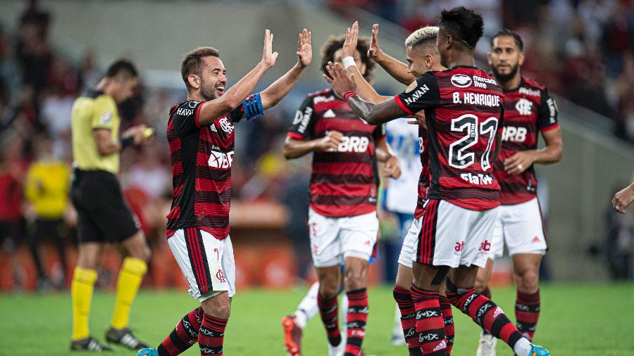 Jogadores do Flamengo comemoram gol de Éverton Ribeiro, diante da Univ. Católica -  Jorge Rodrigues/AGIF