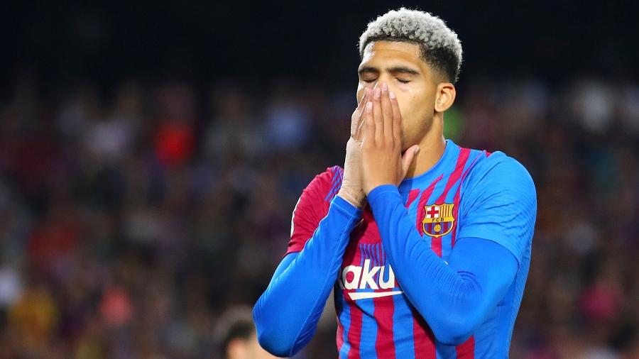 Ronald Araujo lamenta em partida entre Barcelona e Villarreal - Eric Alonso/Getty Images