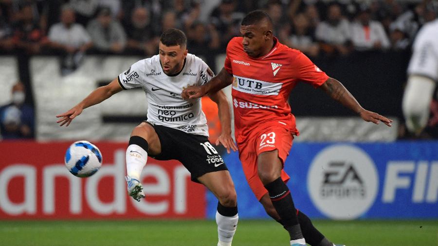 Junior Moraes, do Corinthians, disputa bola com Elkin Blanco, do Always Ready pela Libertadores - NELSON ALMEIDA / AFP