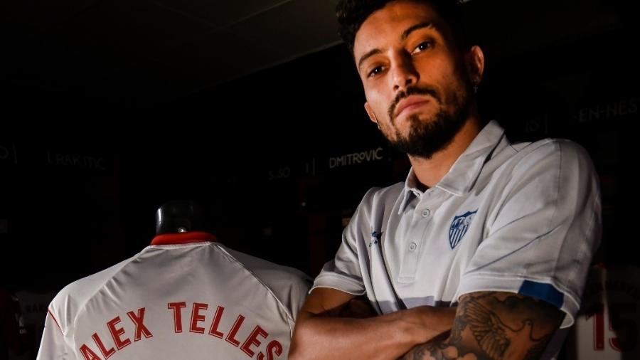 Alex Telles vai defender o Sevilla nesta temporada - Reprodução/Twitter