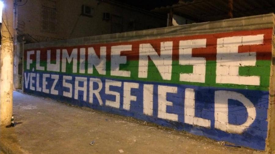 Muro próximo ao Maracanã com os nomes do Fluminense e Vélez Sarsfield - Reprodução "Explosão Tricolor"