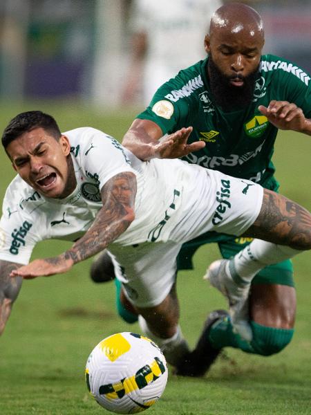 Dudu, do Palmeiras, é derrubado por Marcão, do Cuiabá; 1 a 1 manteve a invencibilidade alviverde como visitante - Gil Gomes/AGIF