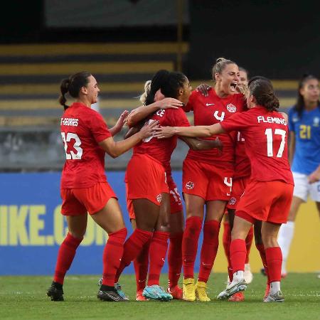 Jogadoras do Canadá comemoram gol de Zadorsky contra o Brasil pela seleção brasileira feminina em amistoso na Vila Belmiro - GUILHERME DIONíZIO/CÓDIGO19/ESTADÃO CONTEÚDO