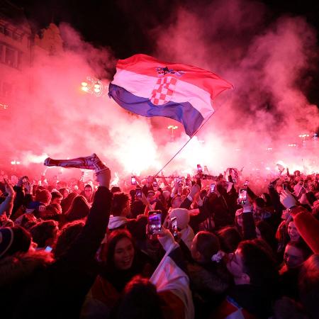Torcedores se aglomeraram na Praça Ban Jelacic e entoaram gritos de apoio à seleção - Antonio Bronic/Reuters