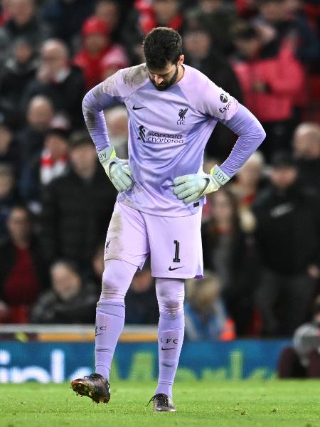 Alisson lamenta gol sofrido em jogo do Liverpool na Copa da Inglaterra, em janeiro de 2023 - Andrew Powell/Liverpool FC via Getty Images