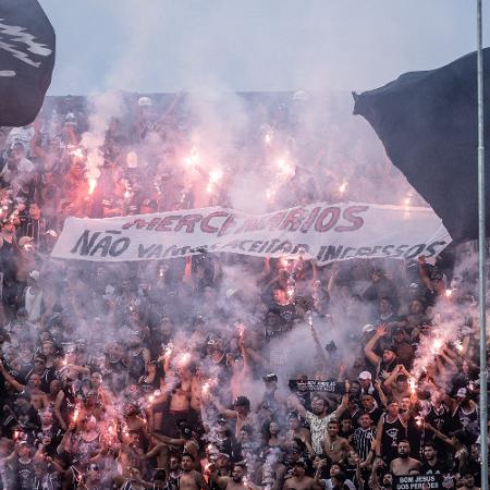 Torcida do Corinthians protesta contra preço dos ingressos na partida contra o Bragantino, pelo Paulistão 2023 - Diogo Reis/AGIF