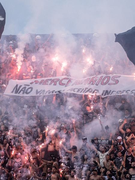 Torcida do Corinthians protesta contra preço dos ingressos na partida contra o Bragantino, pelo Paulistão 2023 - Diogo Reis/AGIF