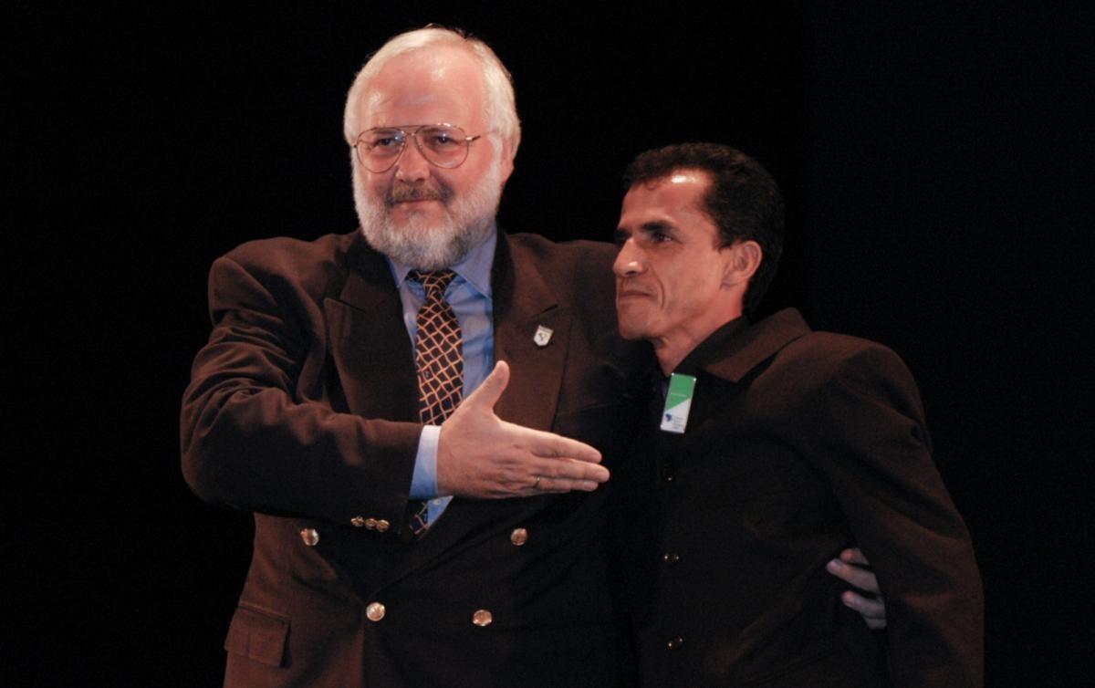 Grego Polyvios Kossivas e Vanderlei Cordeiro de Lima juntos no Prêmio Brasil Olímpico de 2004