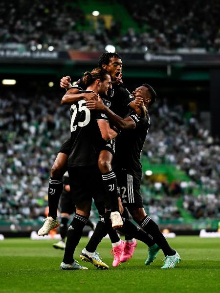 Jogadores da Juventus comemoram gol de Rabiot. Italianos chegam a semifinal da Liga Europa - Daniele Badolato - Juventus FC/Juventus FC via Getty Images