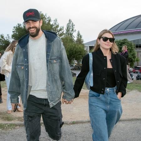 Gerard Piqué e Clara Chía chegando ao Estádio Olímpico Lluís Companys para assistir a show do Coldplay. - Europa Press Entertainment/Europa Press via Getty Images