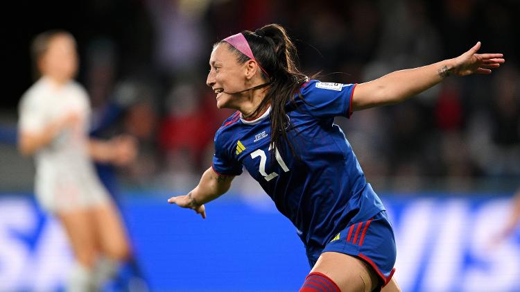 Guillou, nascida nos EUA, comemora gol, depois anulado, sobre a Suíça na Copa feminina