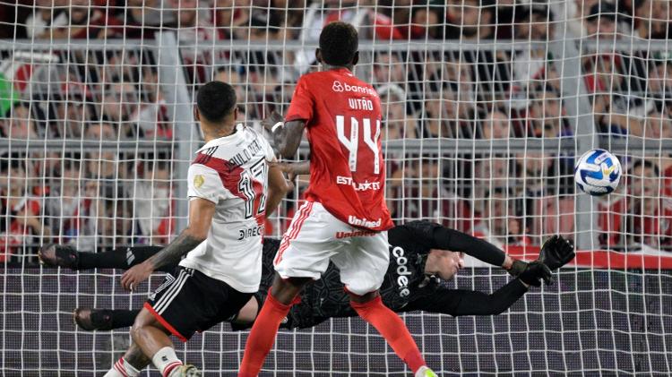 Enner Valencia cabeceou para o fundo do gol de Armani em River Plate x Inter