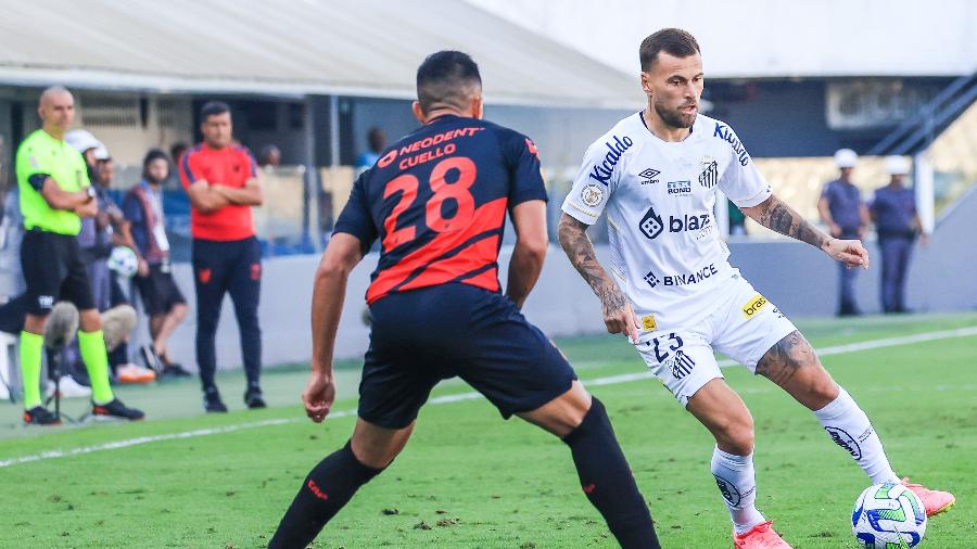 Lucas Lima tenta lance durante jogo entre Santos e Athletico-PR pelo Campeonato Brasileiro