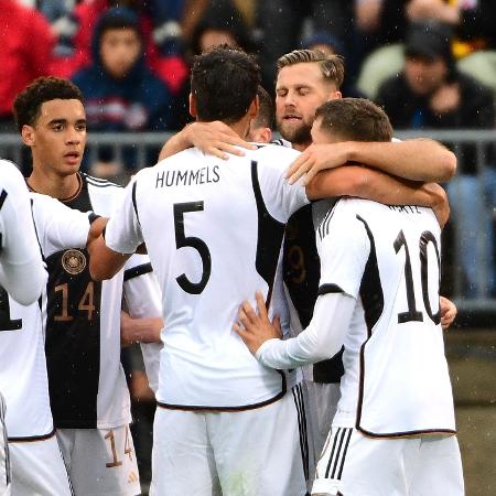 Fullkrug celebra gol com companheiros de Alemanha, em amistoso contra os Estados Unidos