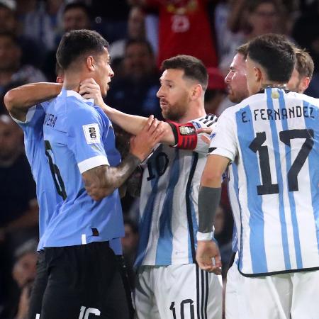Confusão entre jogadores de Argentina e Uruguai, na Bombonera, pelas Eliminatórias