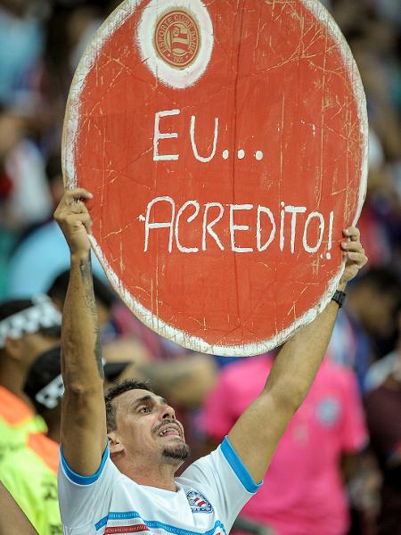 Torcedor do Bahia levanta cartaz com "Eu Acredito" em jogo contra o Atlético-MG no Brasileiro