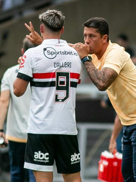 O técnico Thiago Carpini e Calleri, do São Paulo, conversam durante a Supercopa do Brasil, contra o Palmeiras