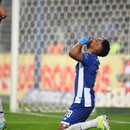 Wendell celebra gol pelo Porto: lateral voltou a ser chamado