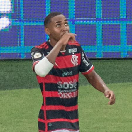 Lorran, do Flamengo, comemora seu gol contra o Corinthians, pelo Brasileirão