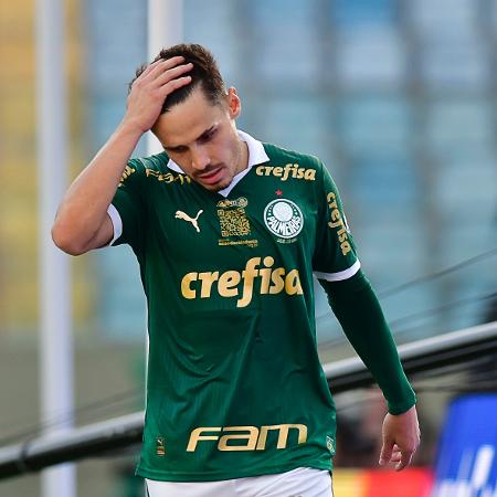 Raphael Veiga, do Palmeiras, lamentando após pênalti perdido contra o Athletico-PR, na Arena Barueri, pelo Brasileirão