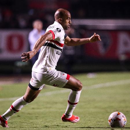 Lucas em ação durante São Paulo x Barcelona-EQU, duelo da Libertadores